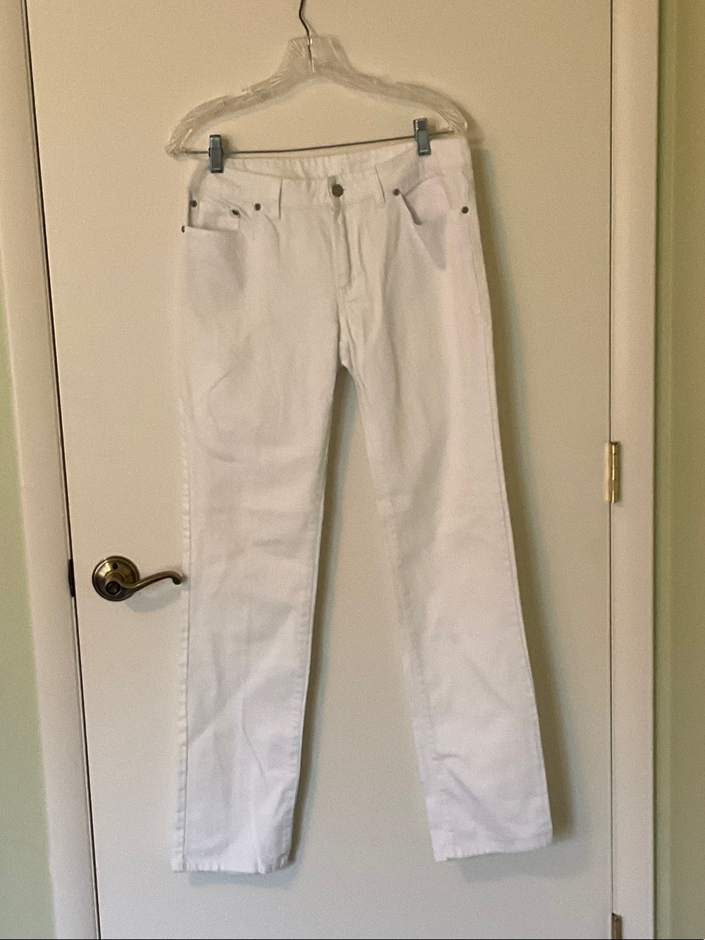 Boston Proper Women’s Size 8 White Denim Look Pants. Inseam Measures 32” Cute!